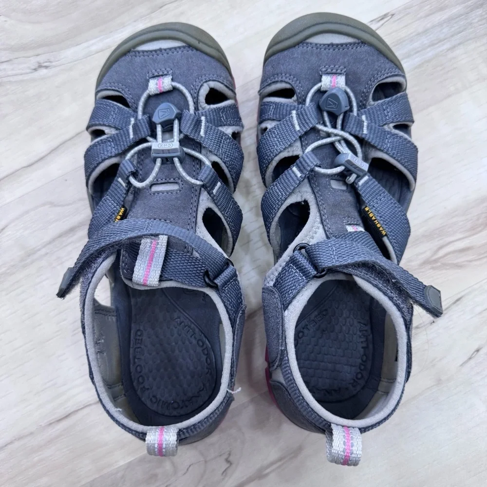 KEEN girls kids Gray and Pink Sandals good condition Sz 4